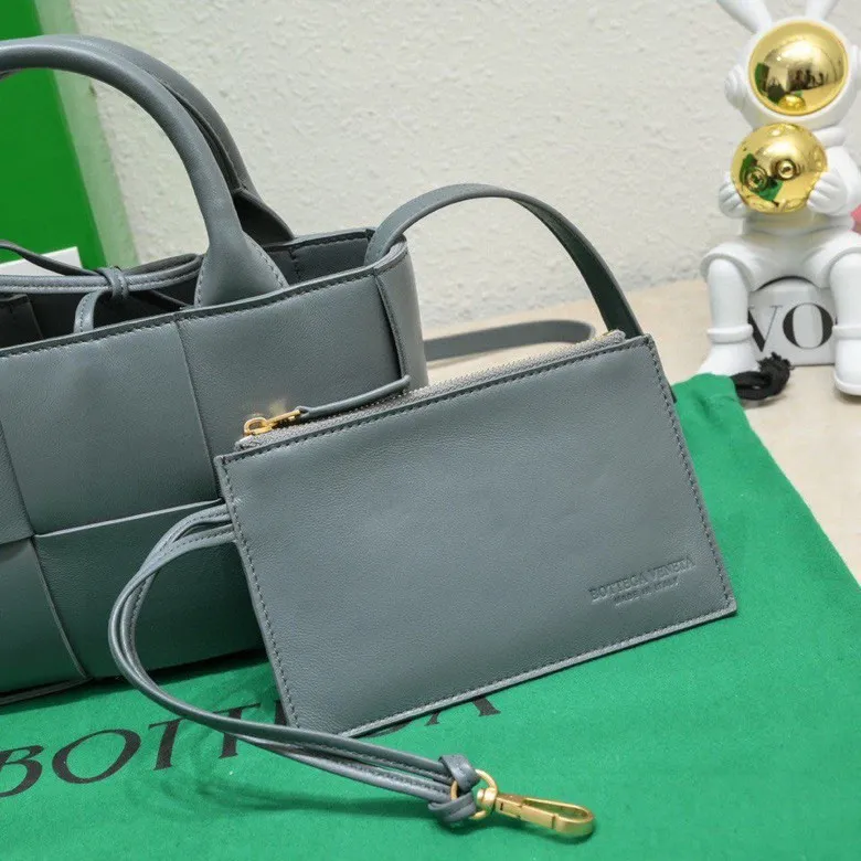 Batch 1420 BV Candy Arco super mini tote bag. The size of a mobile phone 😋 can only hold cuteness 🥰 I have always been fond of tote bags because it has no complicated design, is simple and neat, and can be easily matched with daily clothes. Key points, key points! It is equipped with a detachable shoulder strap, so you can match your different looks. It is full of texture. Size: 20*7*13 Style number: 9895#